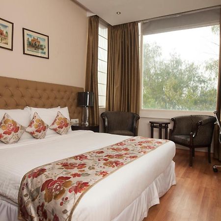 Hotel Athena Нью-Дели Экстерьер фото