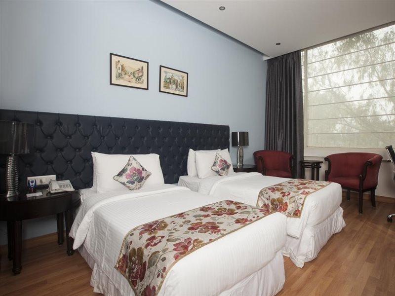Hotel Athena Нью-Дели Экстерьер фото