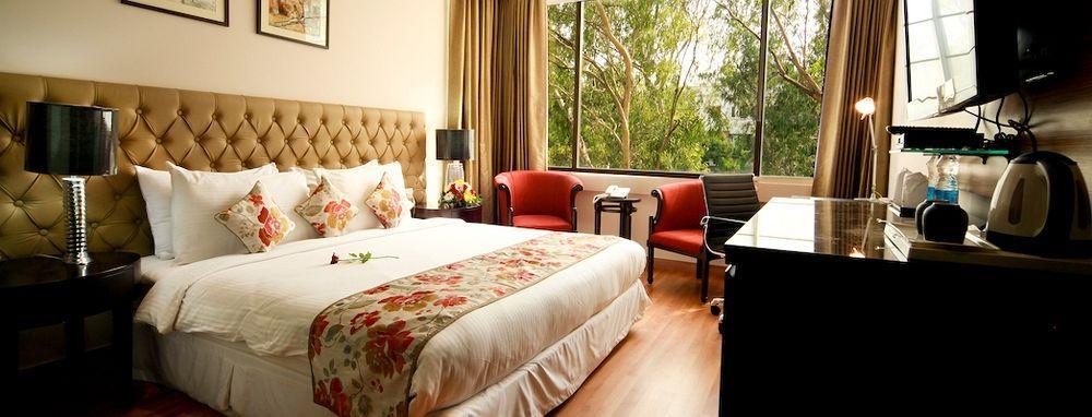 Hotel Athena Нью-Дели Экстерьер фото