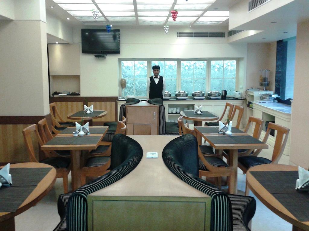 Hotel Athena Нью-Дели Экстерьер фото