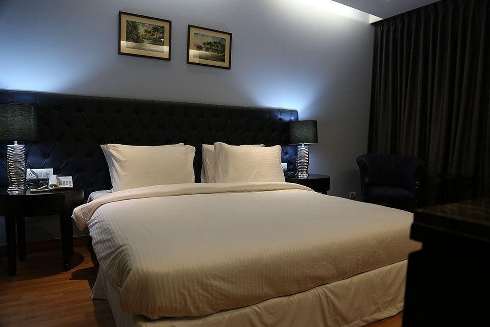 Hotel Athena Нью-Дели Экстерьер фото