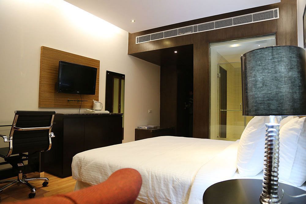 Hotel Athena Нью-Дели Экстерьер фото