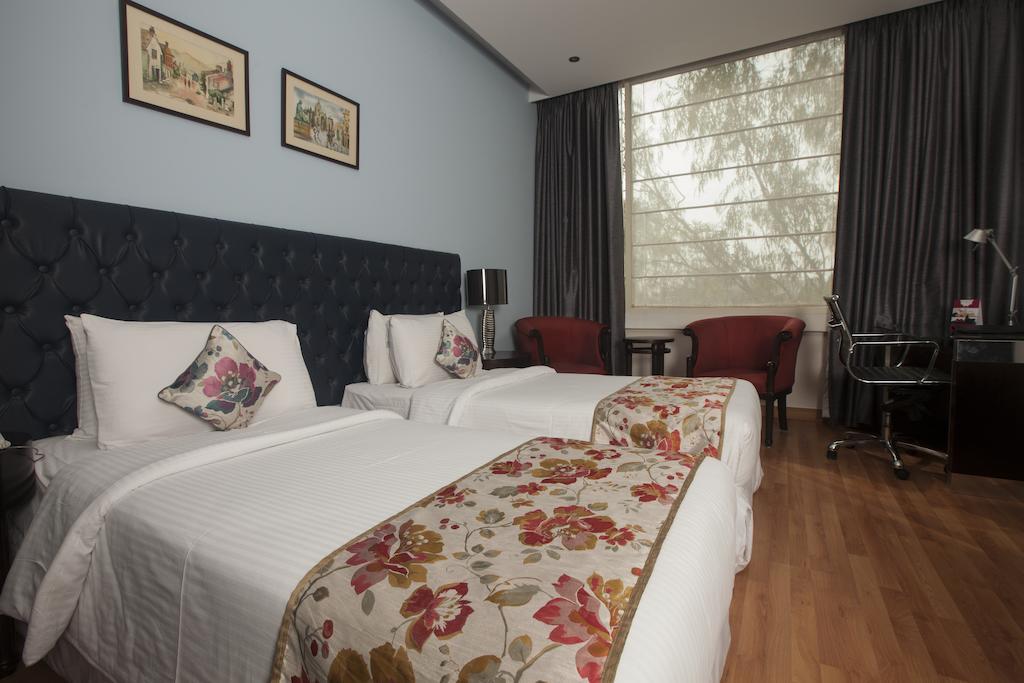 Hotel Athena Нью-Дели Экстерьер фото