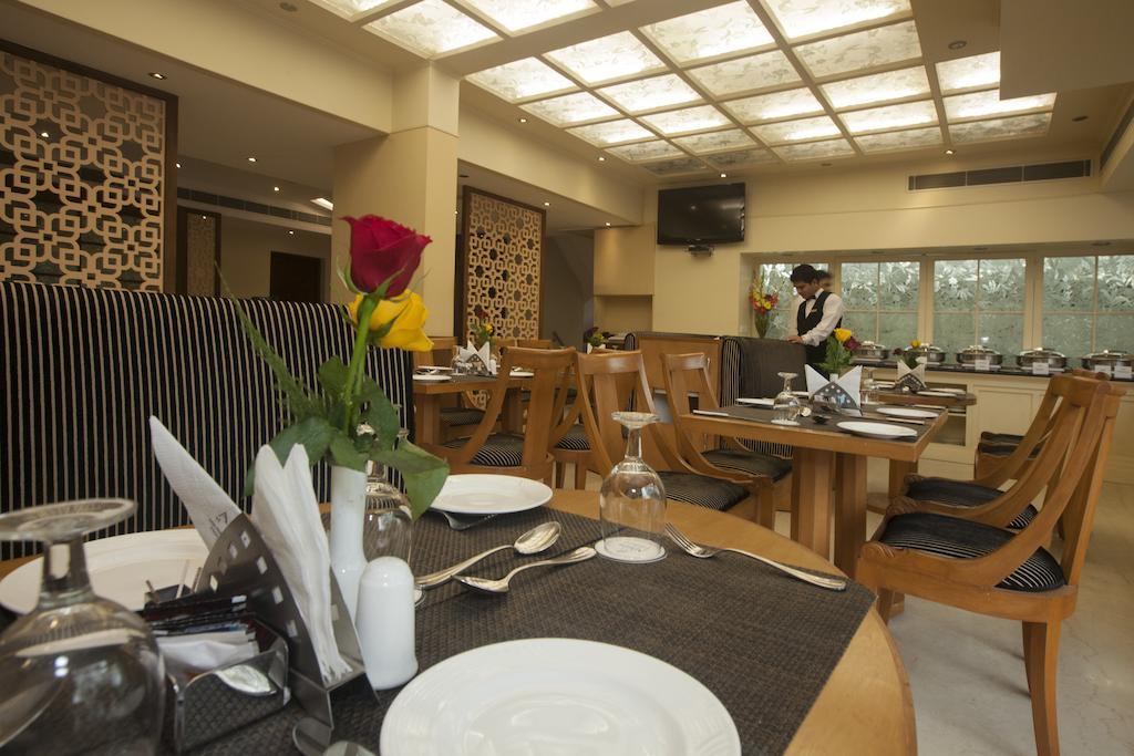 Hotel Athena Нью-Дели Экстерьер фото