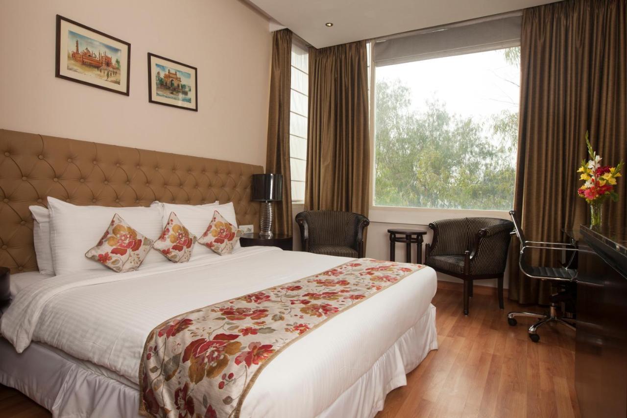 Hotel Athena Нью-Дели Экстерьер фото